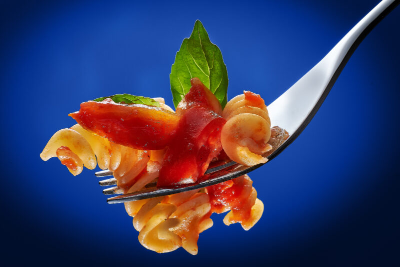 esempio di food photography, pasta con pomodoro e basilico